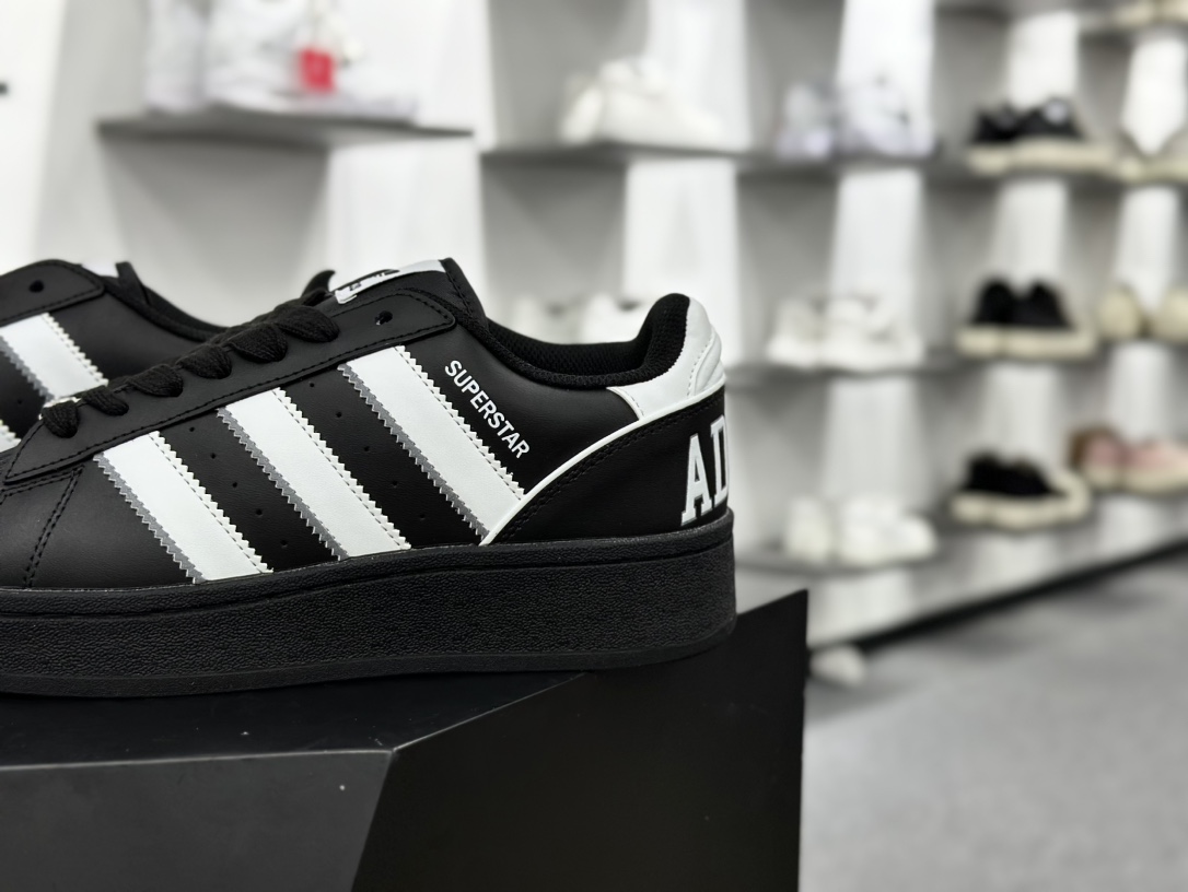 三叶草Adidas Originals Superstar XLG 贝壳头板鞋“皮革黑白深灰字母LOGO”IE0022