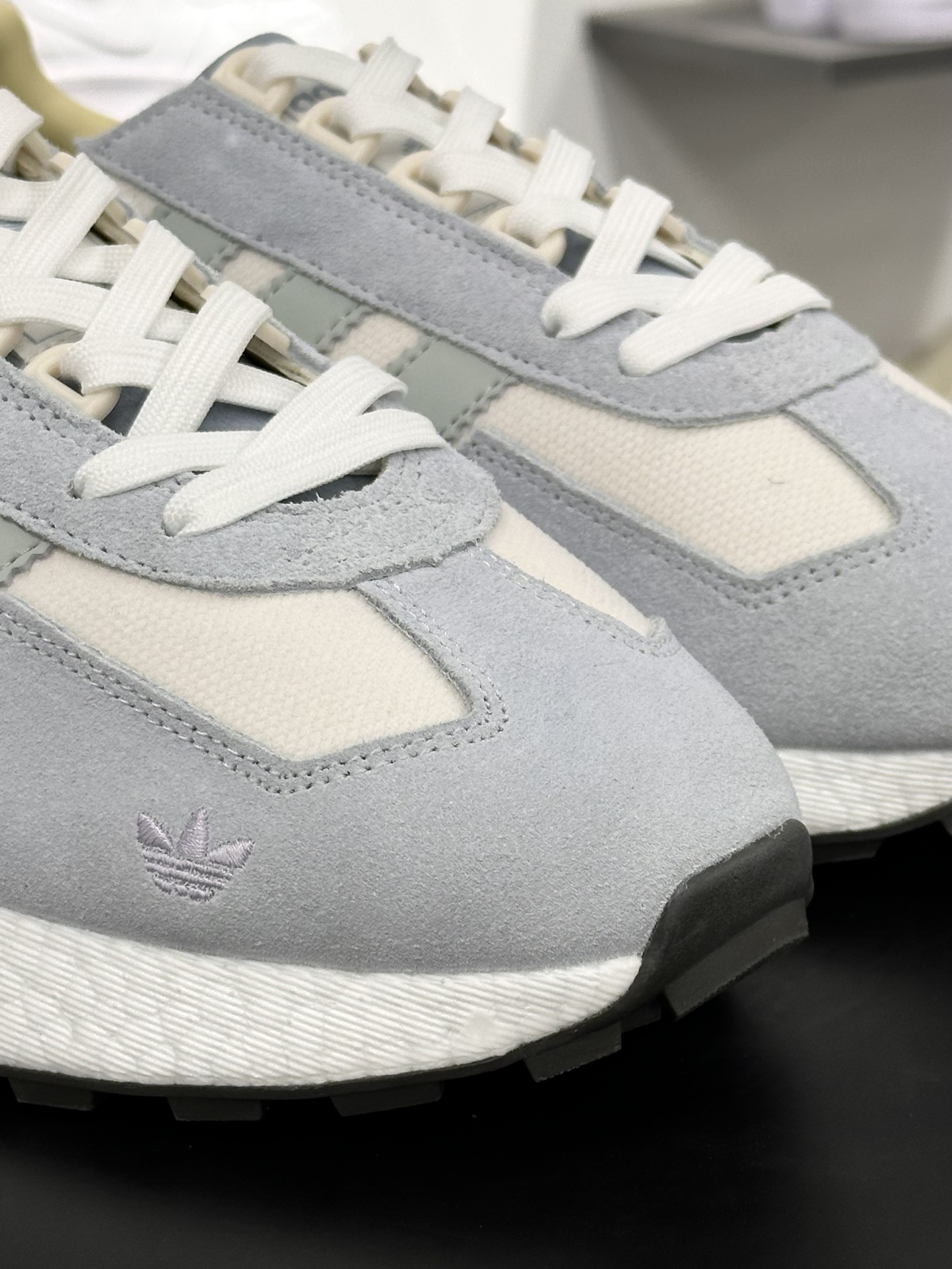 阿迪达斯Adidas Originals Retropy Boost E5 系列复古赛车慢跑鞋“淡蓝绿卡其刺绣三叶草”IF6810