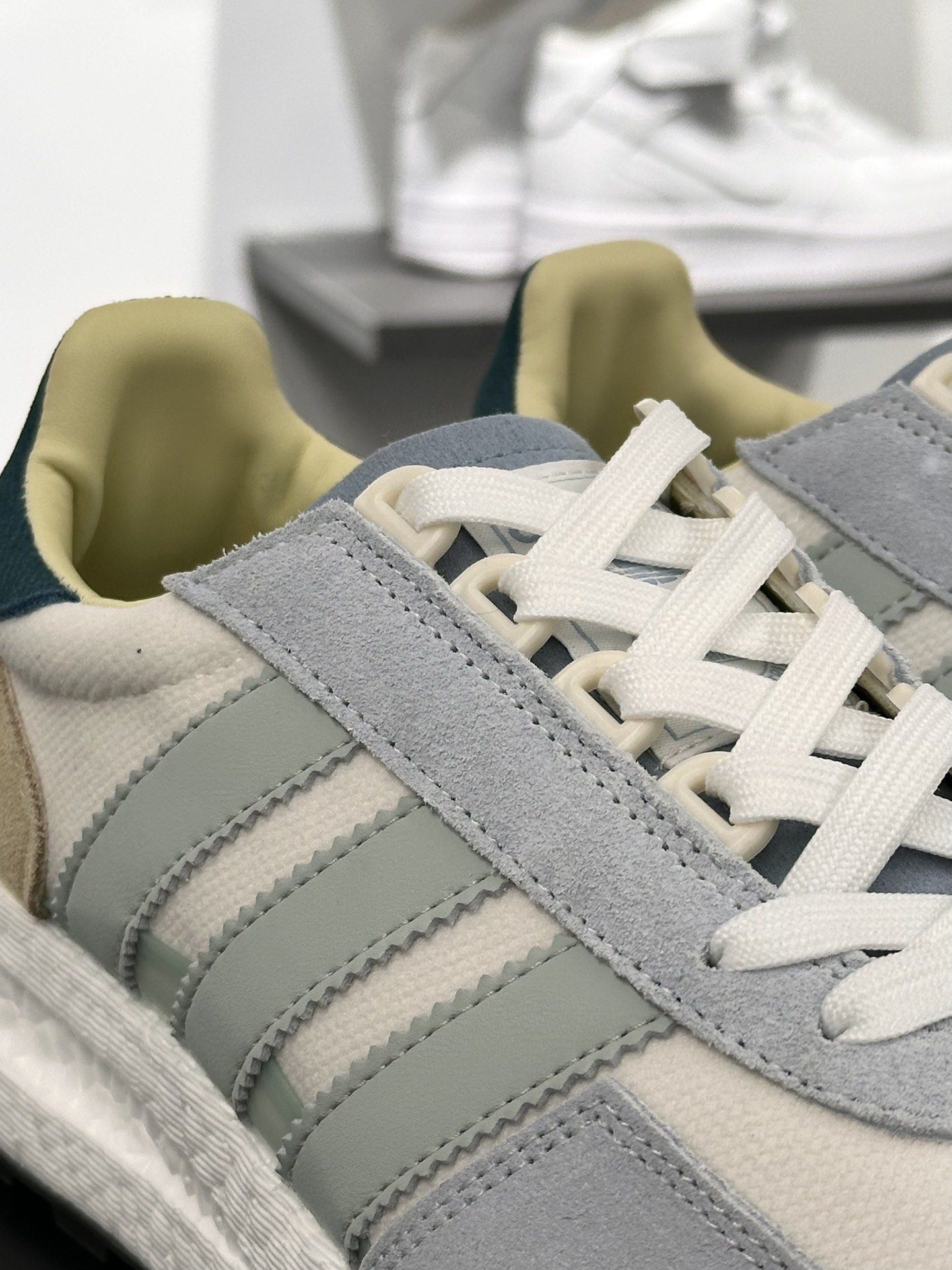 阿迪达斯Adidas Originals Retropy Boost E5 系列复古赛车慢跑鞋“淡蓝绿卡其刺绣三叶草”IF6810