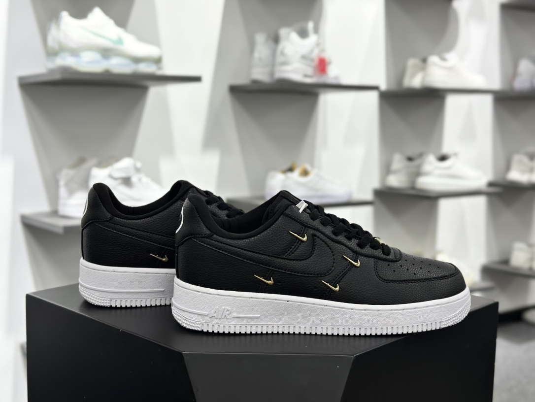 耐克Nike Wmns Air Force 1' 07 LX”Chrome Swooshes Black”空军一号板鞋“皮革黑宝蓝小金四钩”CT1990-001