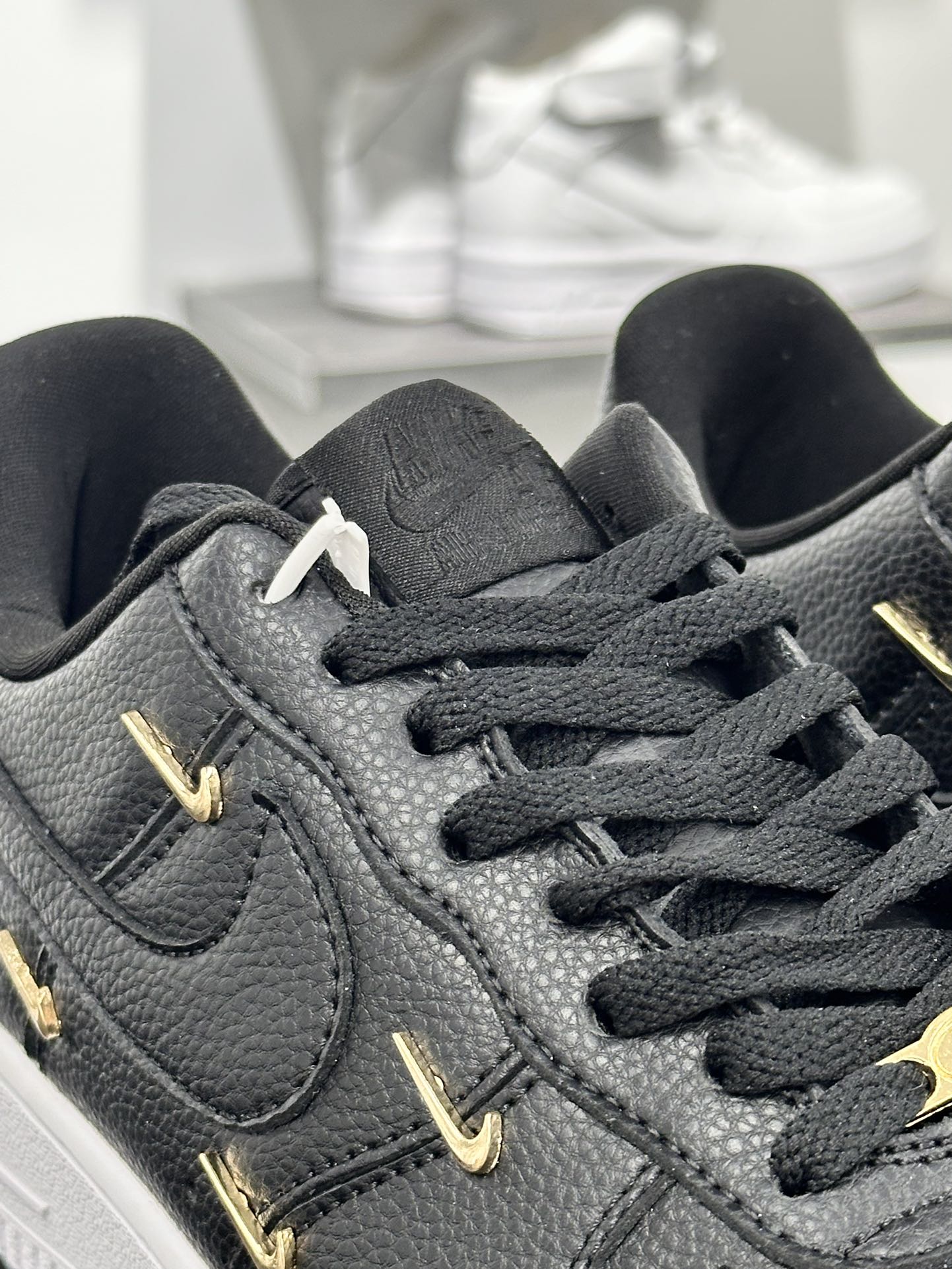 耐克Nike Wmns Air Force 1' 07 LX”Chrome Swooshes Black”空军一号板鞋“皮革黑宝蓝小金四钩”CT1990-001