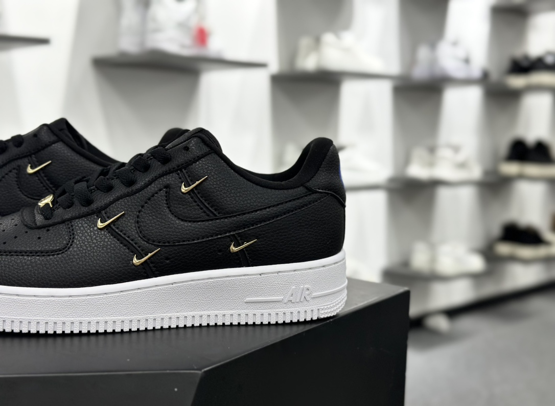 耐克Nike Wmns Air Force 1' 07 LX”Chrome Swooshes Black”空军一号板鞋“皮革黑宝蓝小金四钩”CT1990-001