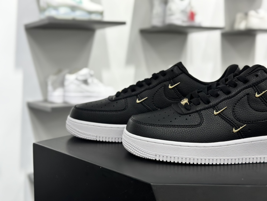 耐克Nike Wmns Air Force 1' 07 LX”Chrome Swooshes Black”空军一号板鞋“皮革黑宝蓝小金四钩”CT1990-001