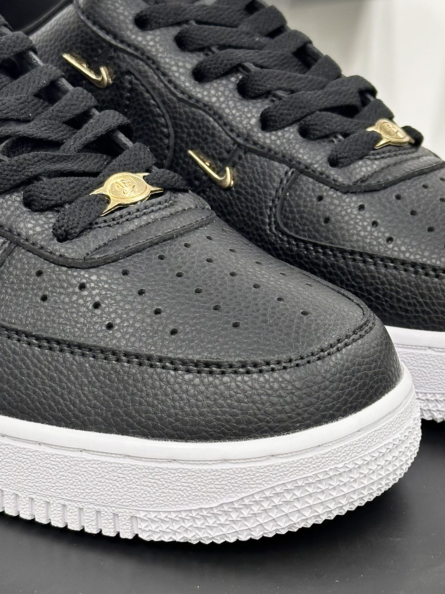 耐克Nike Wmns Air Force 1' 07 LX”Chrome Swooshes Black”空军一号板鞋“皮革黑宝蓝小金四钩”CT1990-001