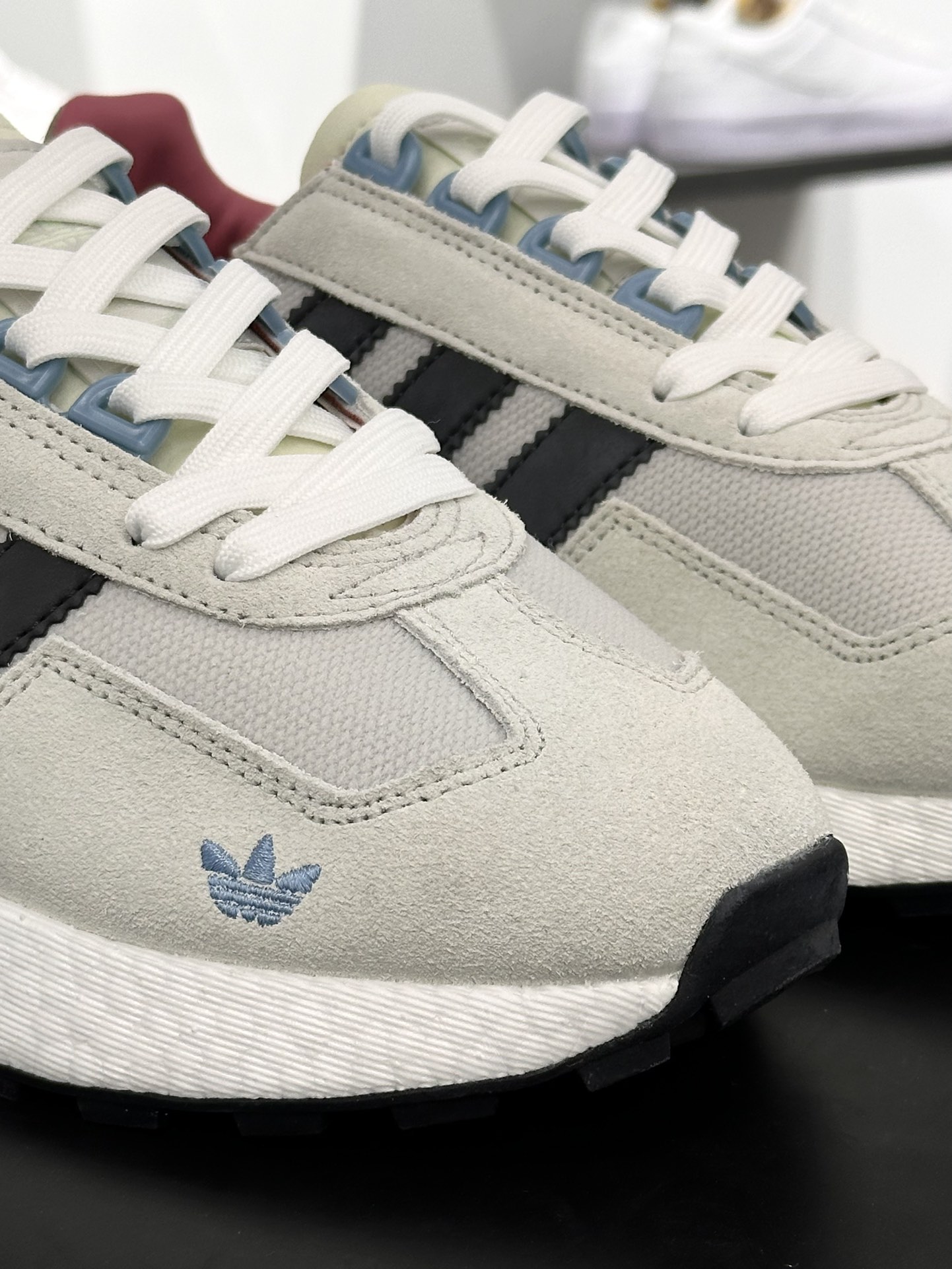 阿迪达斯Adidas Originals Retropy Boost E5 系列复古赛车慢跑鞋“浅灰碳灰蓝刺绣三叶草”IF6809