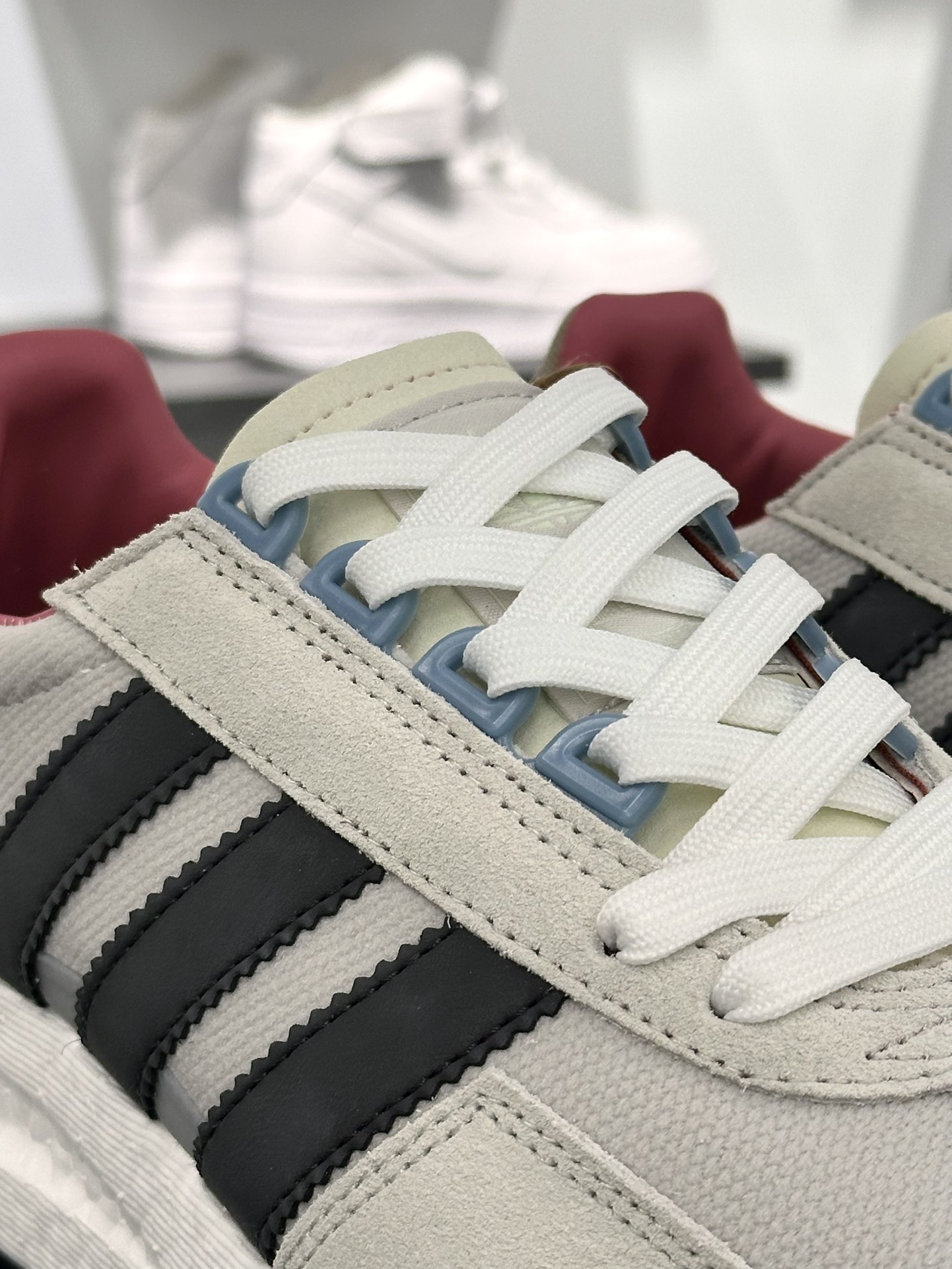 阿迪达斯Adidas Originals Retropy Boost E5 系列复古赛车慢跑鞋“浅灰碳灰蓝刺绣三叶草”IF6809