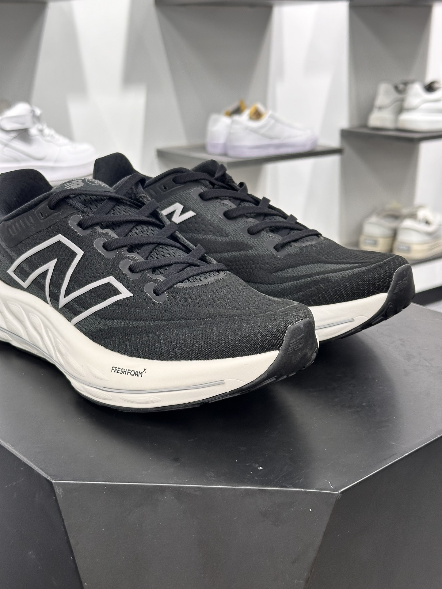 新百伦New Balance Fresh Foam X Vongo v6开跑V6系列低帮跑鞋“网织黑白”WVNGOLK6