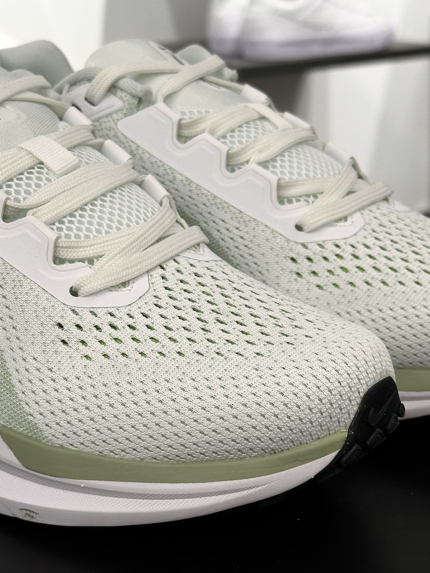 耐克Nike Winflo 11 Low”Sail/Volt”温弗洛11代系列低帮跑步鞋“网织米白荧光绿”FJ9510-102