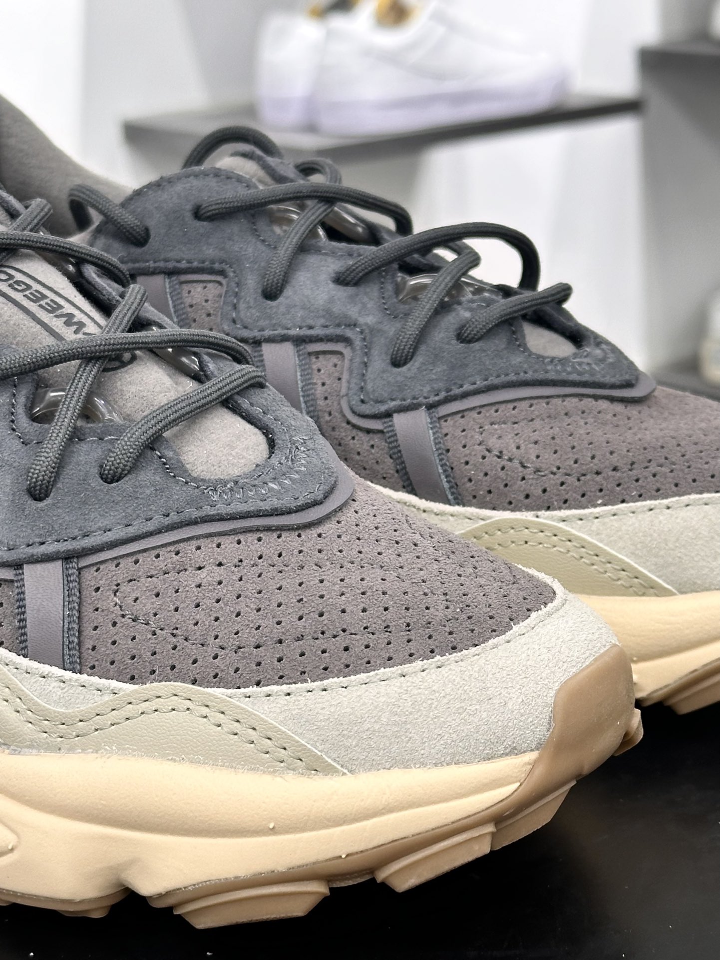 Adidas Ozweego adiPRENE OZ系列缓震复古老爹休闲运动慢跑鞋“深灰米黄”IF8577