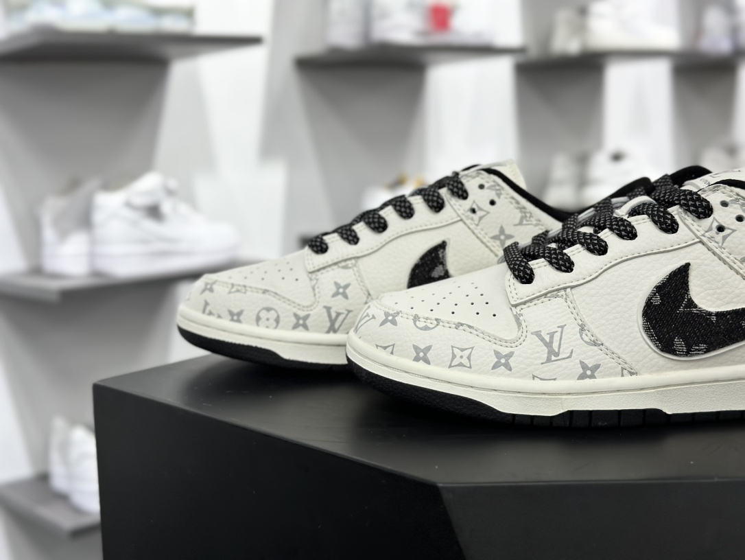 Louis Vuitton x Nike SB Dunk Low”Beige/Black/LV Monogram”扣篮板鞋“皮革米白黑LV老花印面”FC1688-130