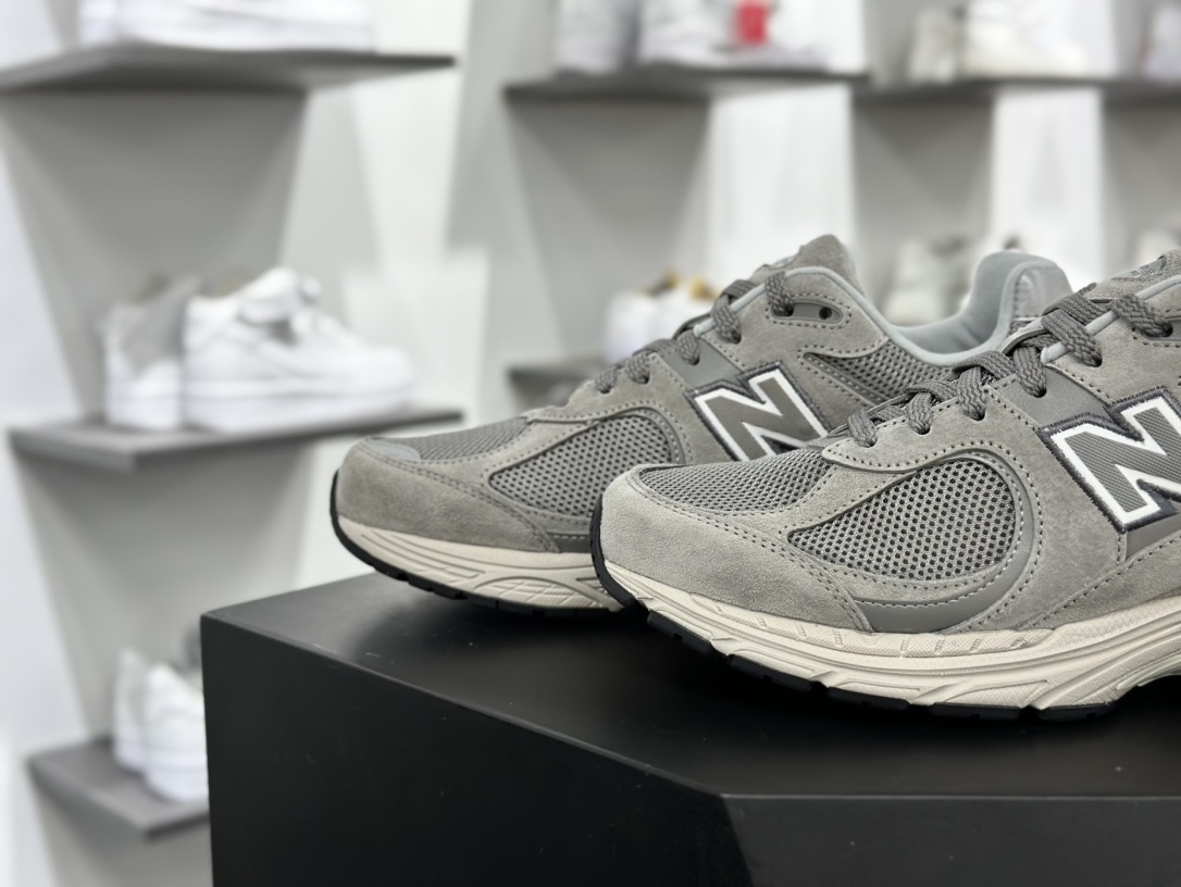 NB新百伦New Balance 2002R系列低帮慢跑鞋“麂皮深灰白米”ML2002RC