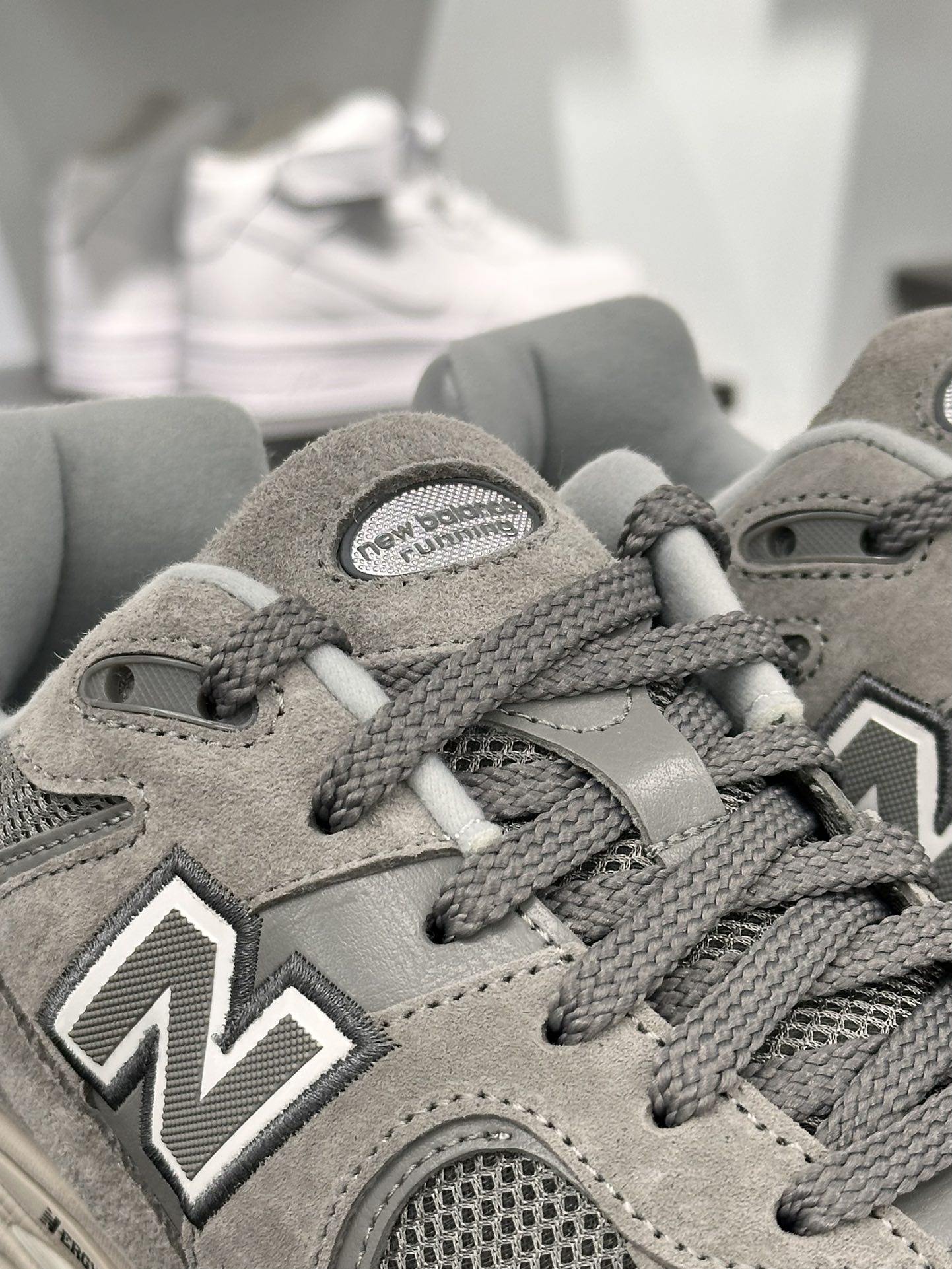 NB新百伦New Balance 2002R系列低帮慢跑鞋“麂皮深灰白米”ML2002RC