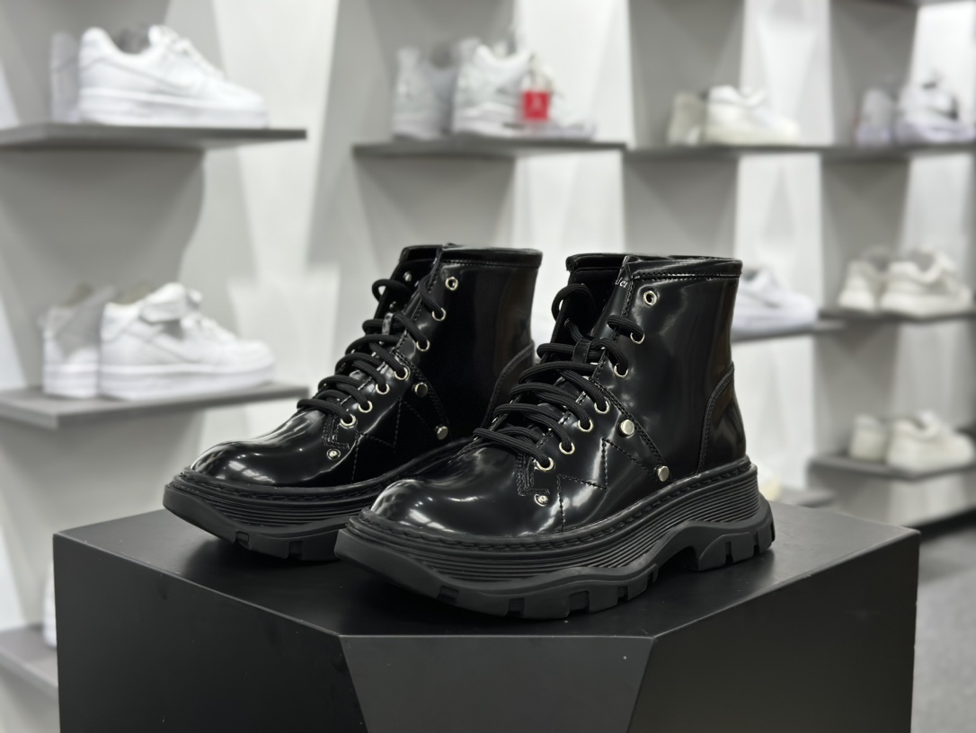 exander McQuee Round Toe Sole Leather Boots女士系带圆头马丁短靴“漆皮黑银铆钉黑车线”595469 WHQS G1081
