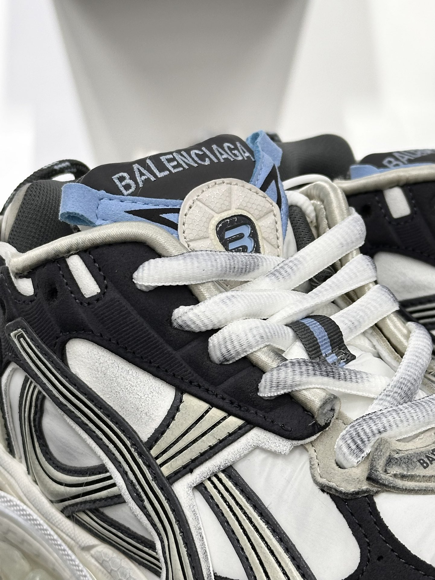 巴黎世家BALENCIAGA Runner Sneaker”Whit Water Blue”慢跑系列低帮鞋“解构破坏白水蓝涂鸦LOGO”772767 W3RNY 0133