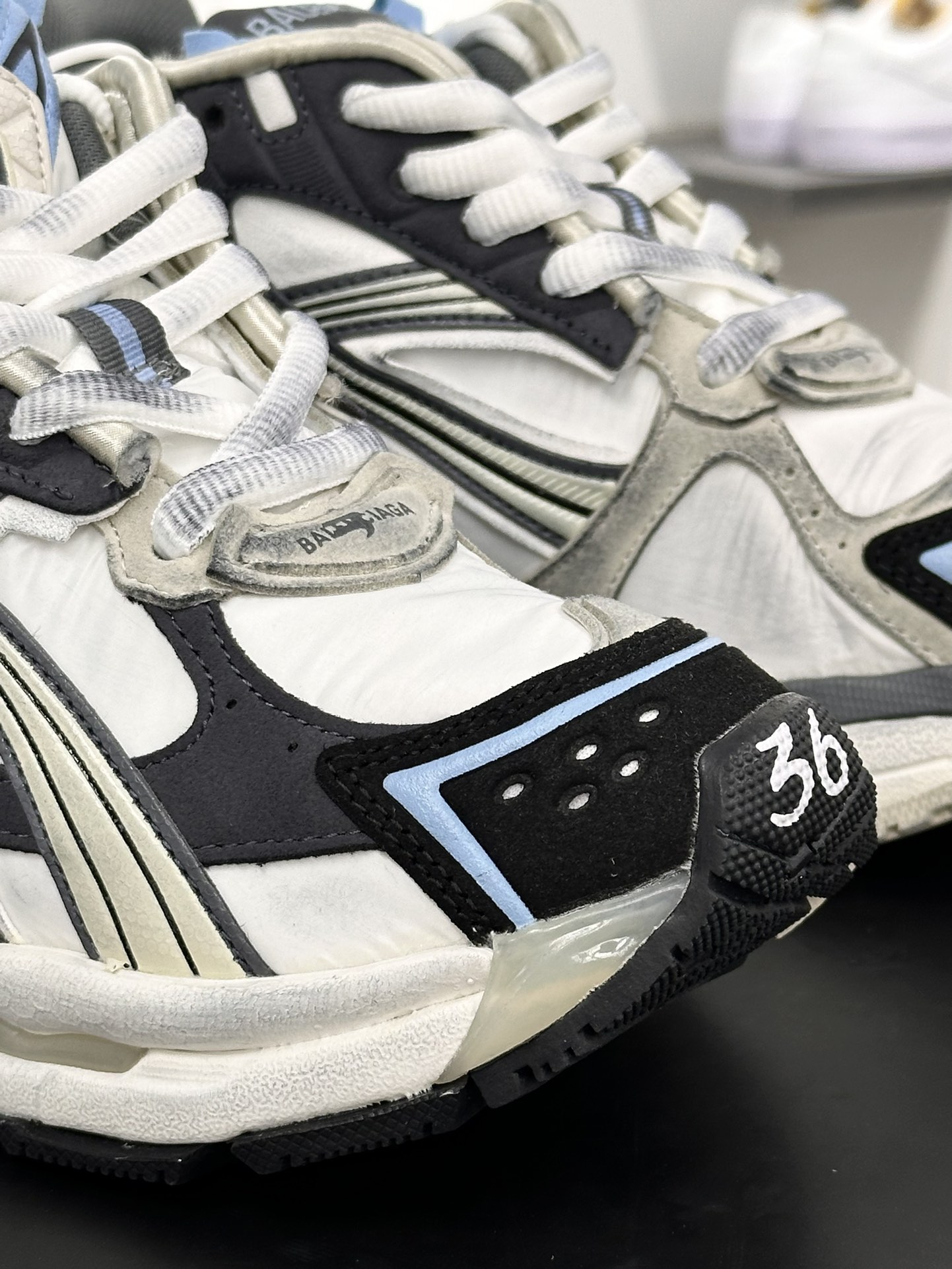 巴黎世家BALENCIAGA Runner Sneaker”Whit Water Blue”慢跑系列低帮鞋“解构破坏白水蓝涂鸦LOGO”772767 W3RNY 0133