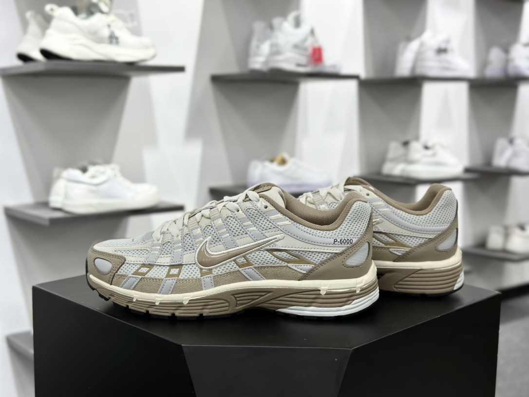 耐克Nike P-6000 Premium”Hangul Day”系列低帮复古老爹慢跑鞋“浅灰卡其韩文字体”FQ8243-025