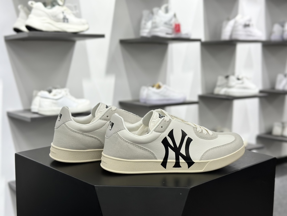 New York Yankees x MLB Squeeze Low Sneakers 紧握系列低帮德训板鞋“皮革米白黑NY印花”3ASXSQZ3N-50IVS