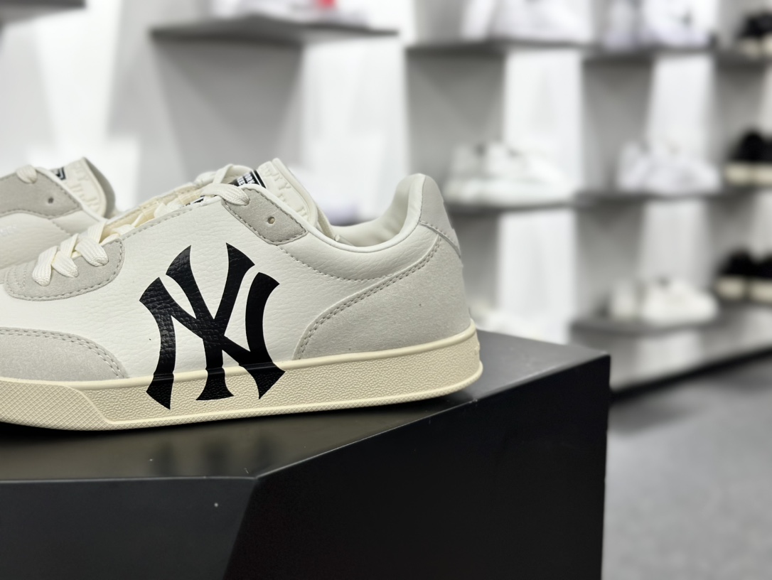 New York Yankees x MLB Squeeze Low Sneakers 紧握系列低帮德训板鞋“皮革米白黑NY印花”3ASXSQZ3N-50IVS