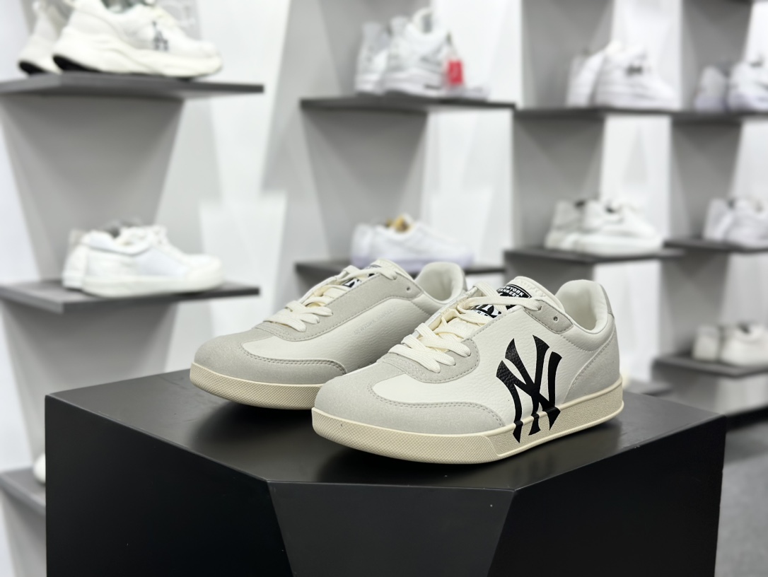 New York Yankees x MLB Squeeze Low Sneakers 紧握系列低帮德训板鞋“皮革米白黑NY印花”3ASXSQZ3N-50IVS