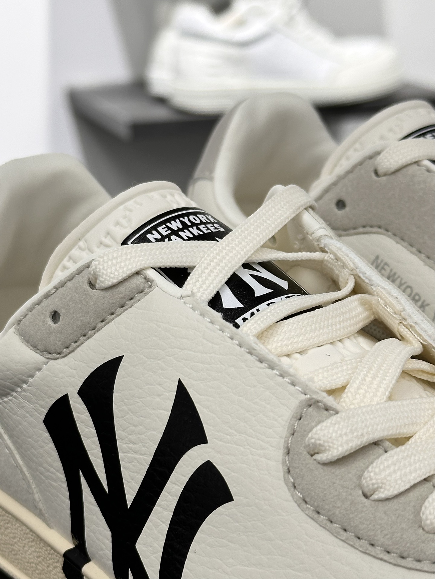 New York Yankees x MLB Squeeze Low Sneakers 紧握系列低帮德训板鞋“皮革米白黑NY印花”3ASXSQZ3N-50IVS