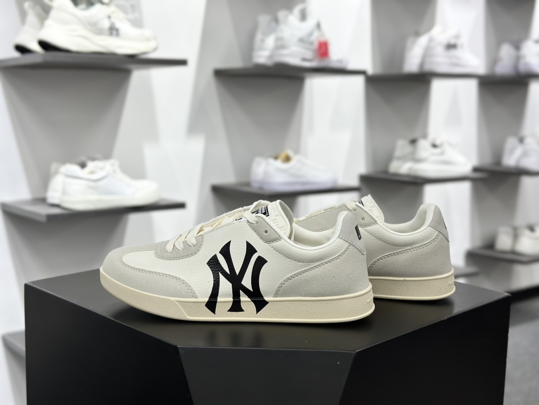 New York Yankees x MLB Squeeze Low Sneakers 紧握系列低帮德训板鞋“皮革米白黑NY印花”3ASXSQZ3N-50IVS