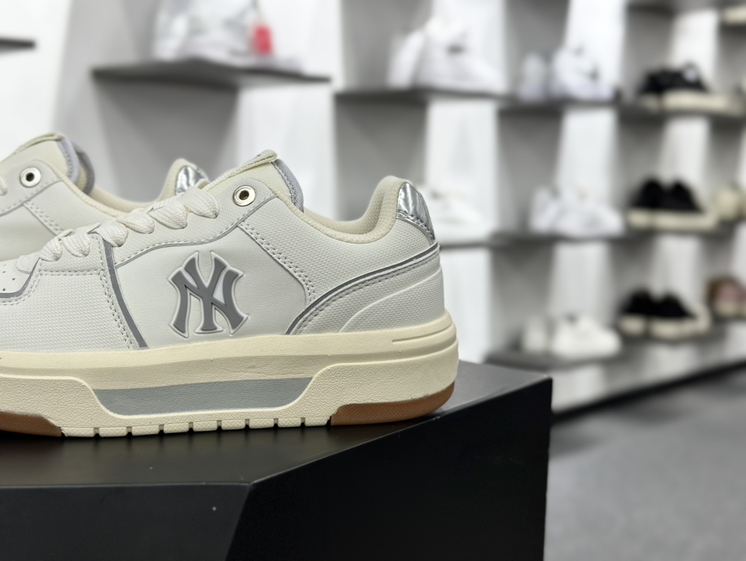 New York Yankees x MLB Chunky Liner Low 学长鞋系列低帮板鞋“皮革米白灰银NY立体小标”3ASXCBS4N-50IVS