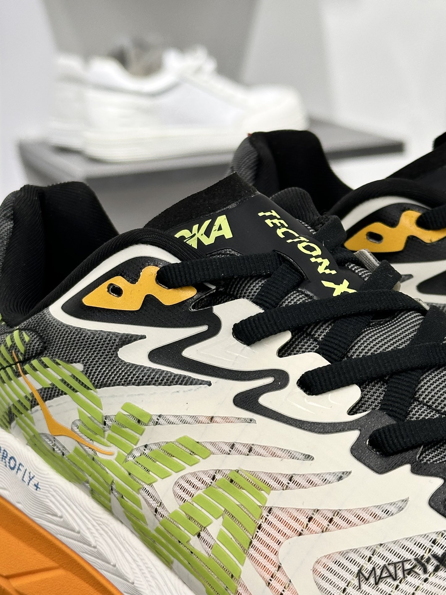 Hoka One One Tecton X 2 M 钛氪动X2系列低帮厚底轻量慢跑鞋“网织米白黑蓝黄”1134516/WLR