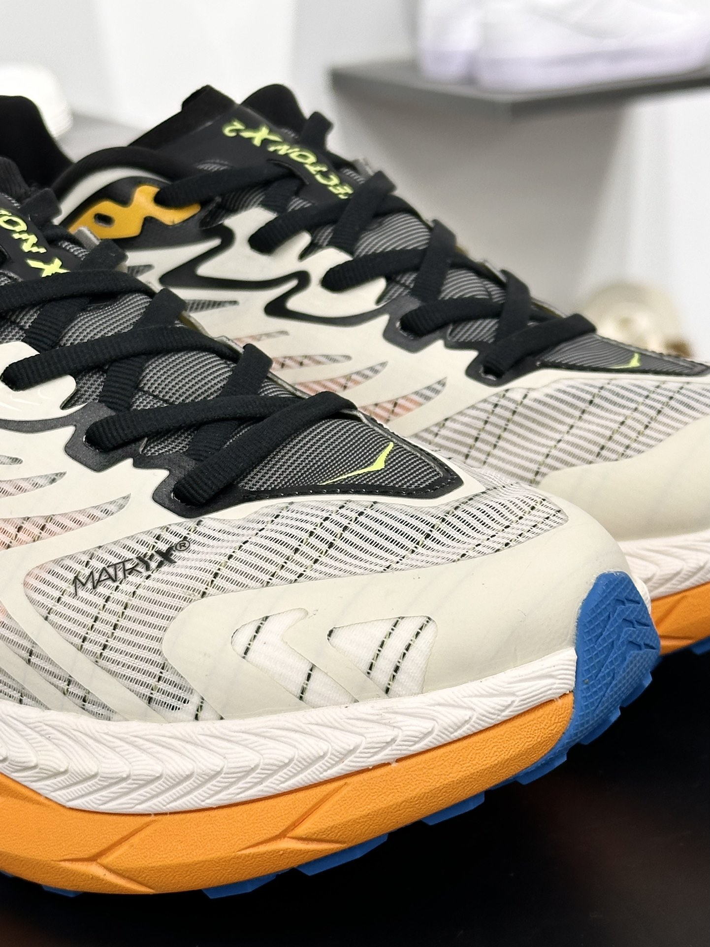 Hoka One One Tecton X 2 M 钛氪动X2系列低帮厚底轻量慢跑鞋“网织米白黑蓝黄”1134516/WLR