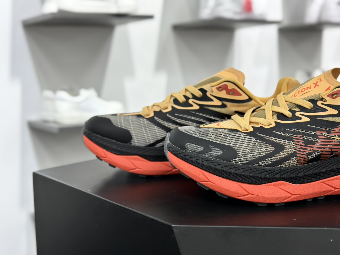 Hoka One One Tecton X 2 M 钛氪动X2系列低帮厚底轻量慢跑鞋“网织炭黑黄桔红”1134516/BFLM