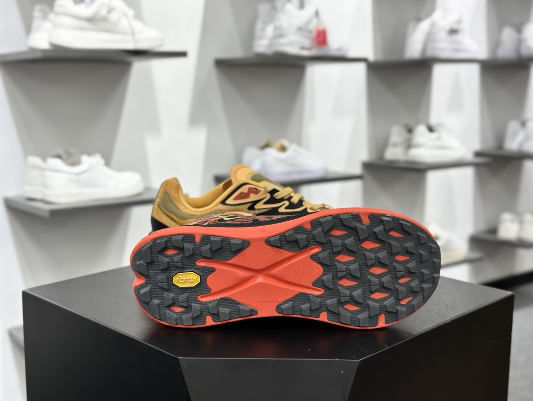 Hoka One One Tecton X 2 M 钛氪动X2系列低帮厚底轻量慢跑鞋“网织炭黑黄桔红”1134516/BFLM