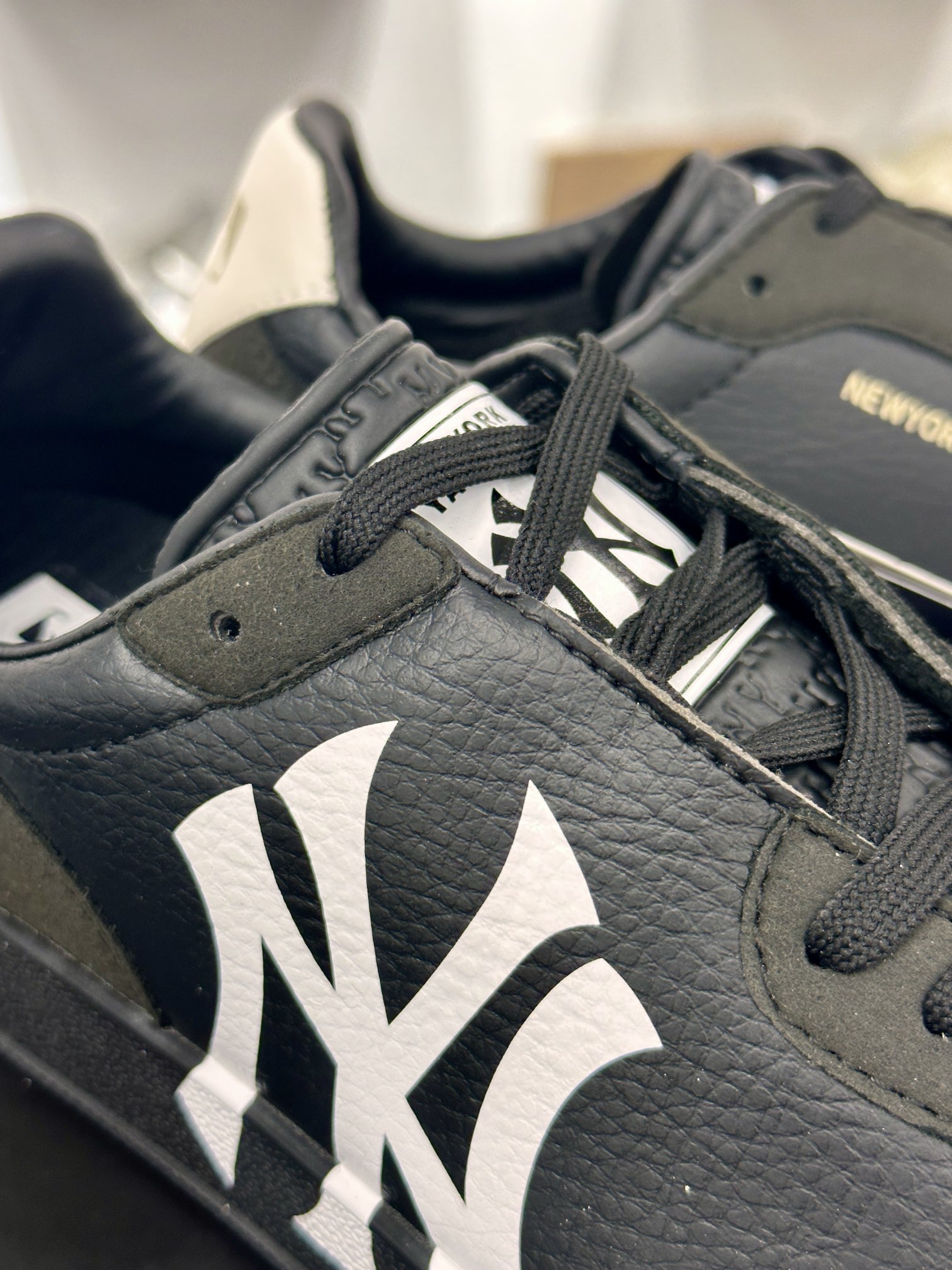 New York Yankees x MLB Squeeze Low Sneakers 紧握系列低帮德训运动板鞋“皮革标准黑白NY印花”3ASXSQZ3N-GP008