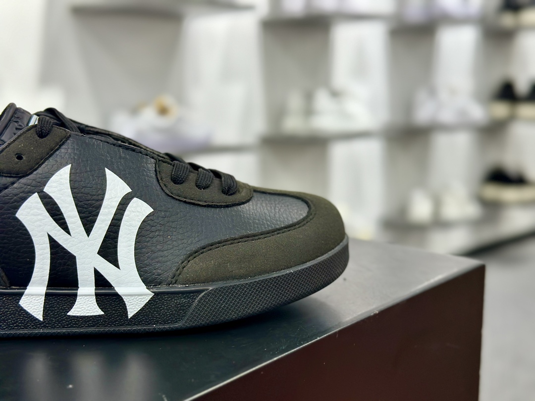 New York Yankees x MLB Squeeze Low Sneakers 紧握系列低帮德训运动板鞋“皮革标准黑白NY印花”3ASXSQZ3N-GP008