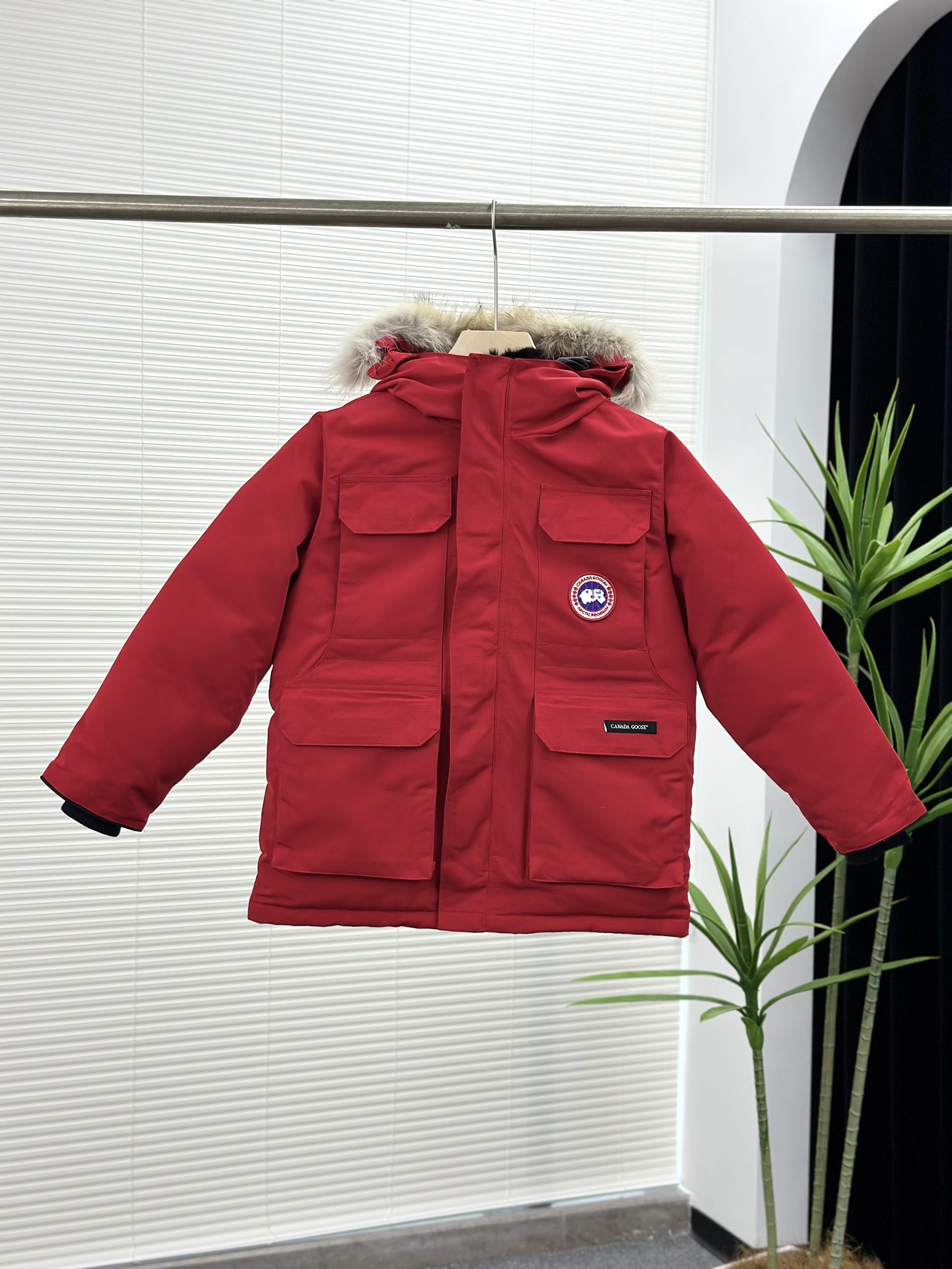 Canada Goose Children’s Expedition C08 Coat: Custom-made, Twilight-proof Fabric, Warm Duck Feathers, Military-grade Zippers