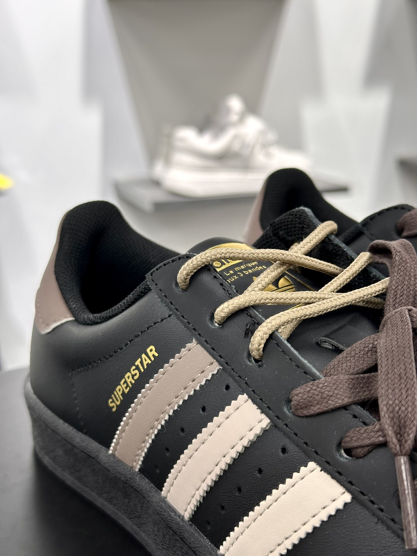 阿迪达斯/三叶草Adidas Originals Superstar”Yellow Black”经典贝壳头系列低帮板鞋“摩卡黑渐变”EG4959