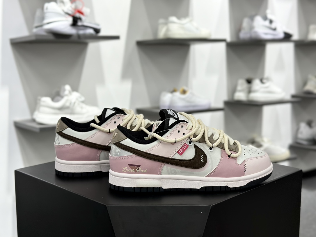 耐克Nike SB Dunk Low”Valentine's Day”扣篮系列低帮板鞋“粉白棕心蔷心动邮件涂鸦”CW1590-100