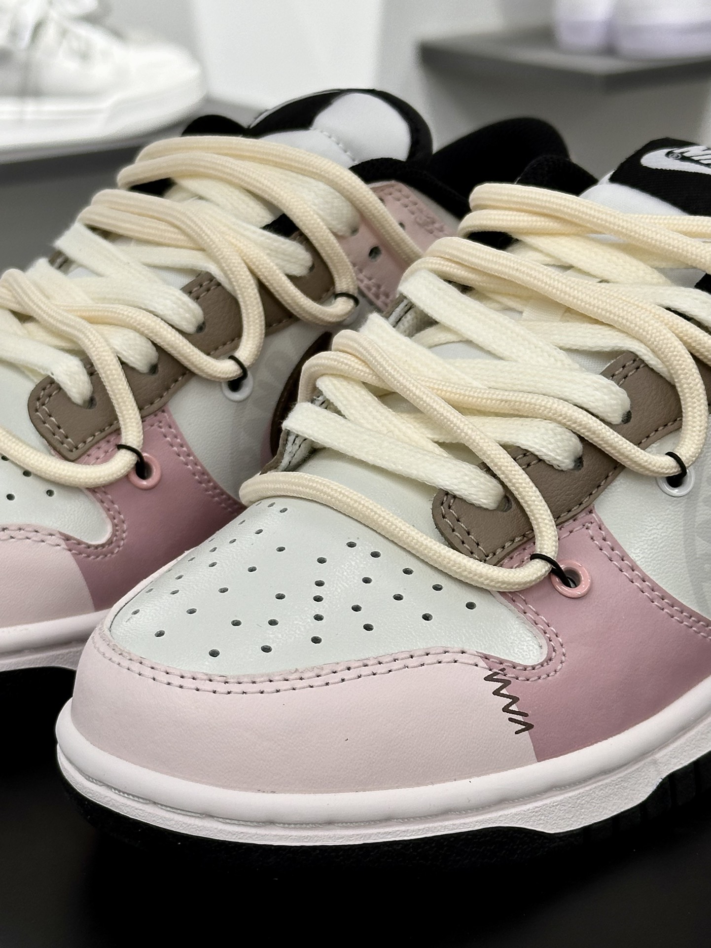 耐克Nike SB Dunk Low”Valentine's Day”扣篮系列低帮板鞋“粉白棕心蔷心动邮件涂鸦”CW1590-100