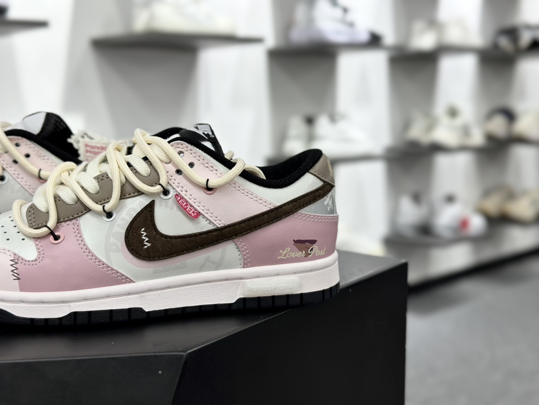 耐克Nike SB Dunk Low”Valentine's Day”扣篮系列低帮板鞋“粉白棕心蔷心动邮件涂鸦”CW1590-100