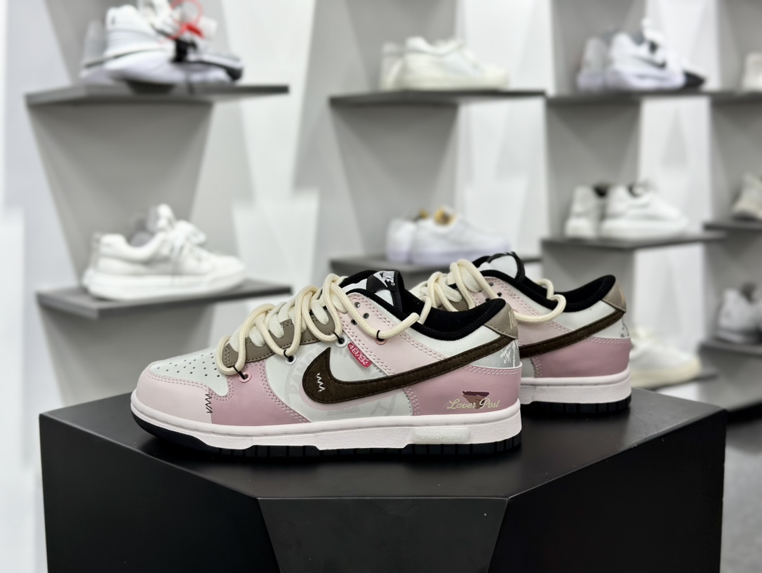 耐克Nike SB Dunk Low”Valentine's Day”扣篮系列低帮板鞋“粉白棕心蔷心动邮件涂鸦”CW1590-100