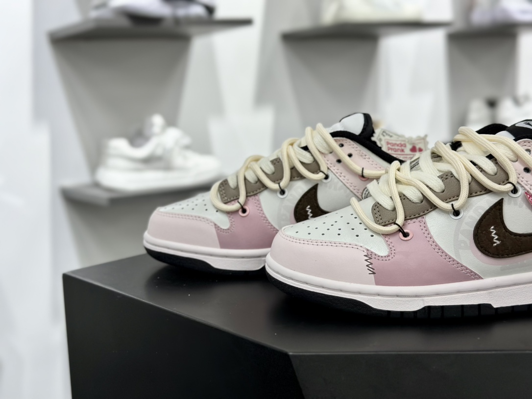 耐克Nike SB Dunk Low”Valentine's Day”扣篮系列低帮板鞋“粉白棕心蔷心动邮件涂鸦”CW1590-100