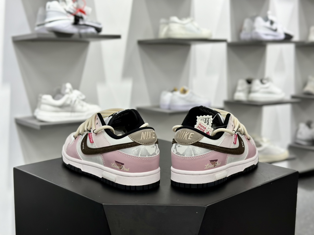 耐克Nike SB Dunk Low”Valentine's Day”扣篮系列低帮板鞋“粉白棕心蔷心动邮件涂鸦”CW1590-100