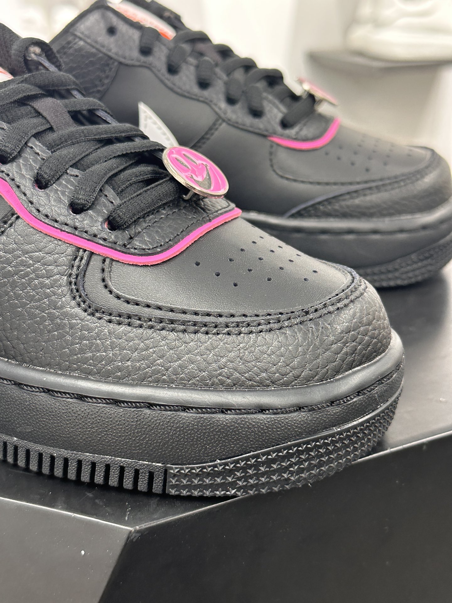 耐克Nike WMNS Air Force 1 Shadow”Black Fuchsia”空军一号板鞋”皮革黑黄宝蓝骚粉笑脸”CU4743-001