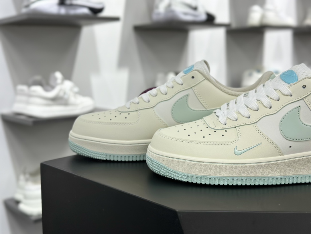 耐克Nike Air Force 1 '07 Low QS”Sail White/Water Blue Mini Swoosh”空军一号板鞋“皮革米白水蓝小钩”FB1839-211