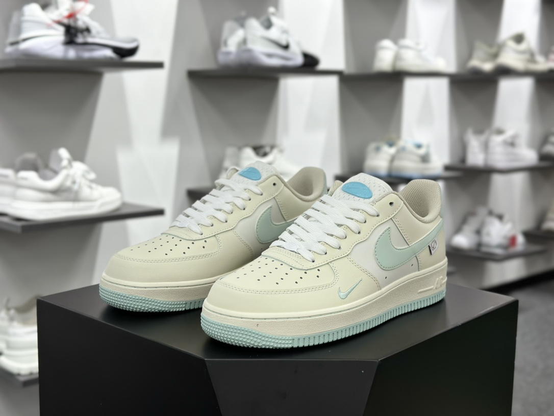 耐克Nike Air Force 1 ’07 Low QS”Sail White/Water Blue Mini Swoosh”空军一号板鞋“皮革米白水蓝小钩”FB1839-211