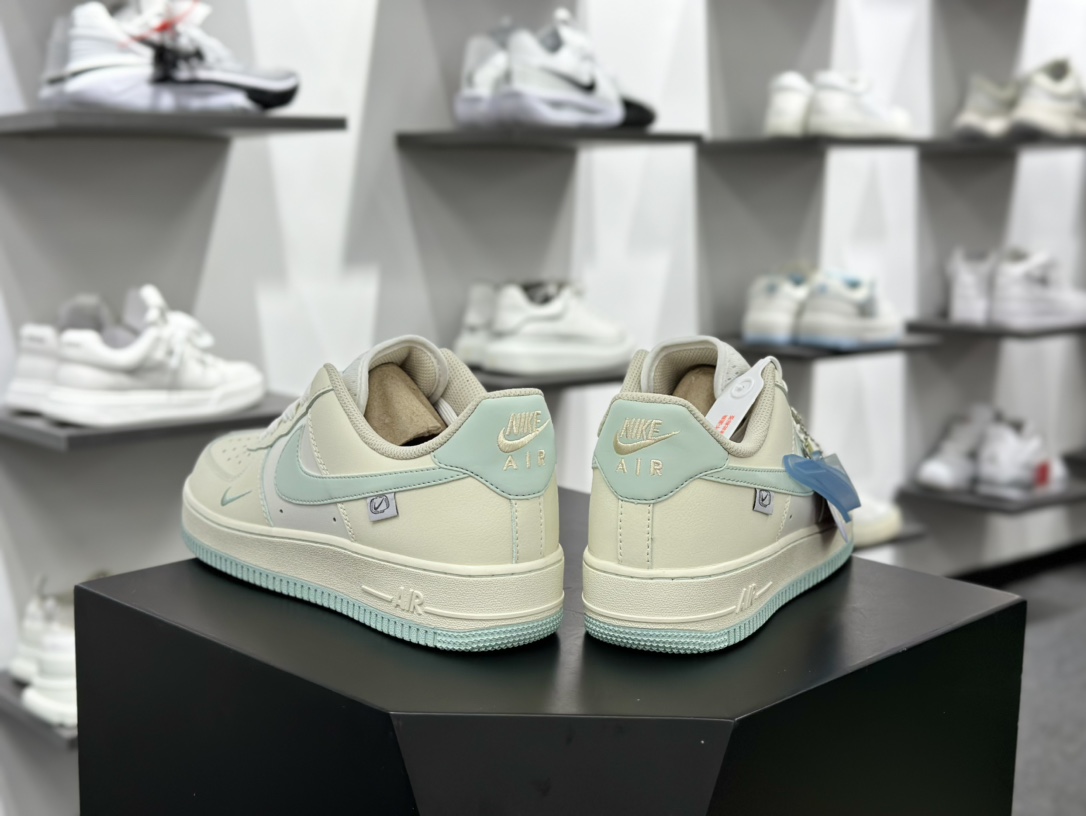 耐克Nike Air Force 1 '07 Low QS”Sail White/Water Blue Mini Swoosh”空军一号板鞋“皮革米白水蓝小钩”FB1839-211