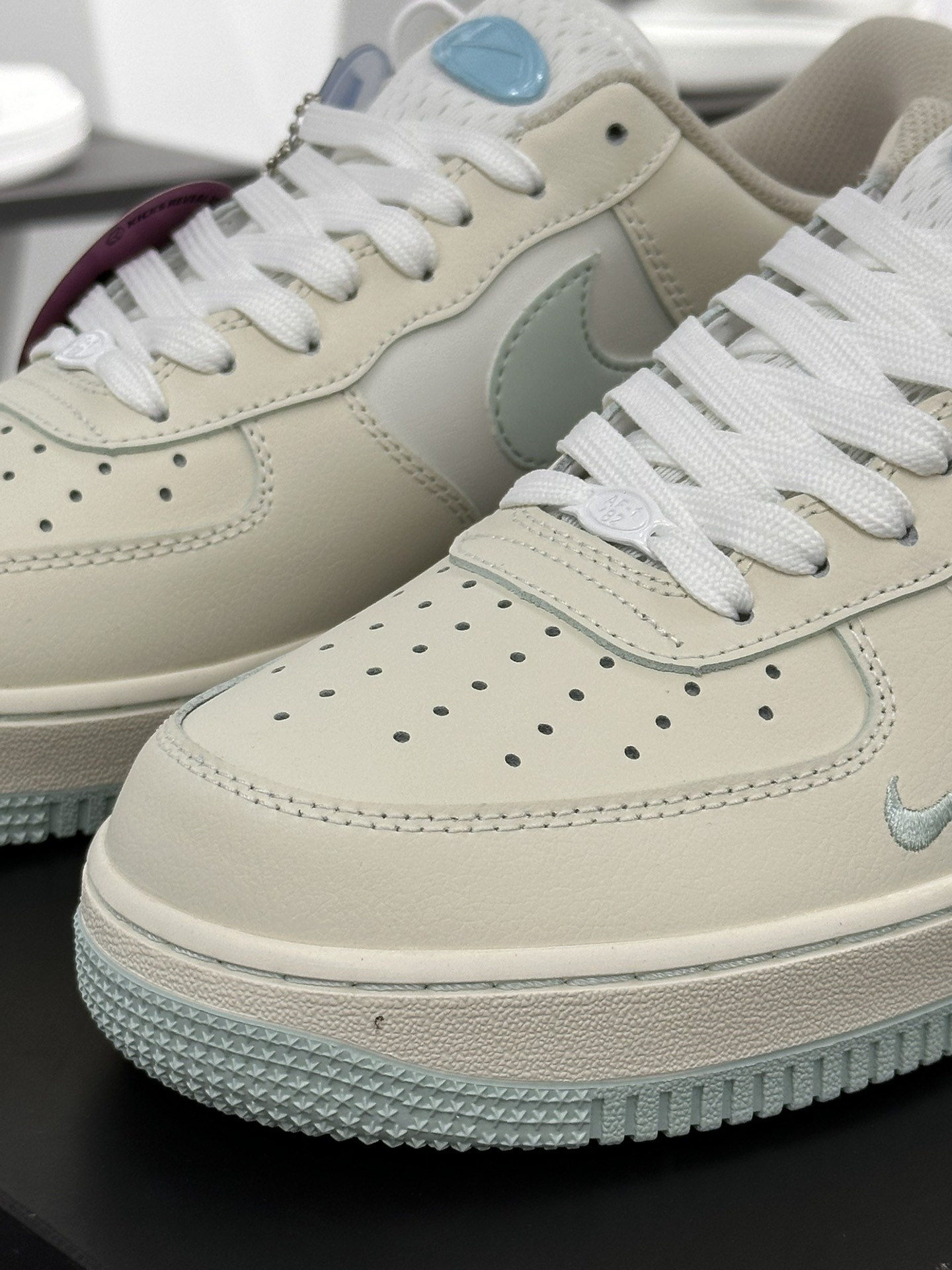 耐克Nike Air Force 1 '07 Low QS”Sail White/Water Blue Mini Swoosh”空军一号板鞋“皮革米白水蓝小钩”FB1839-211