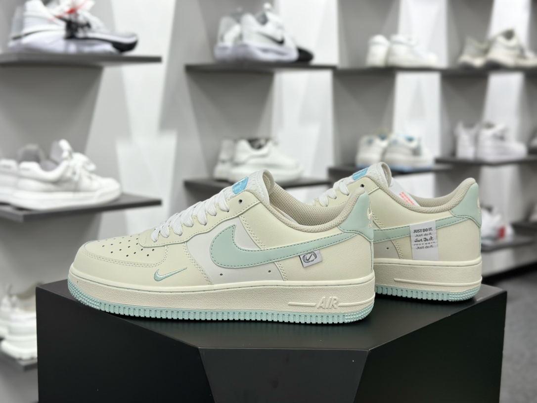 耐克Nike Air Force 1 '07 Low QS”Sail White/Water Blue Mini Swoosh”空军一号板鞋“皮革米白水蓝小钩”FB1839-211