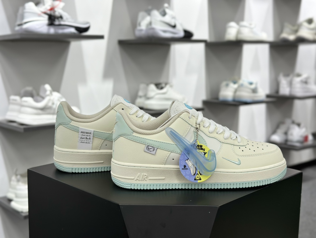 耐克Nike Air Force 1 '07 Low QS”Sail White/Water Blue Mini Swoosh”空军一号板鞋“皮革米白水蓝小钩”FB1839-211