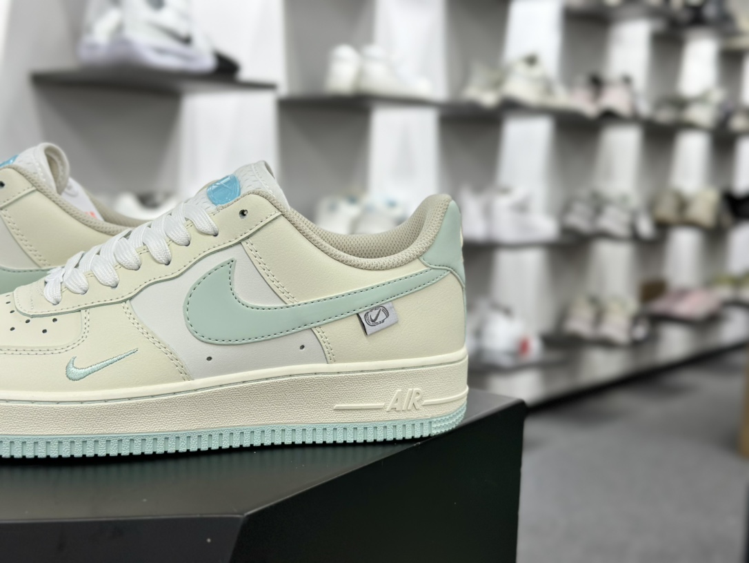 耐克Nike Air Force 1 '07 Low QS”Sail White/Water Blue Mini Swoosh”空军一号板鞋“皮革米白水蓝小钩”FB1839-211