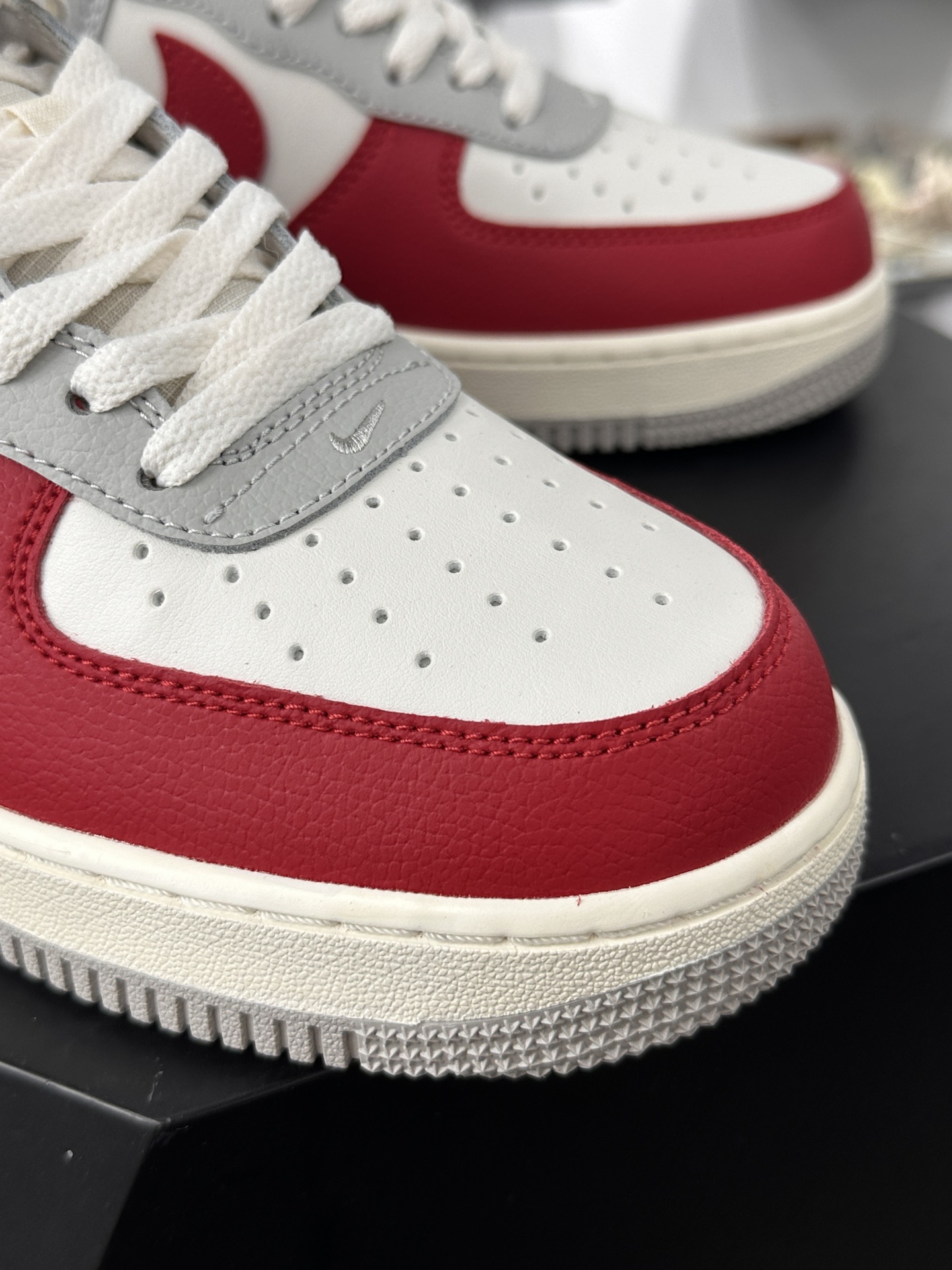 耐克Nike Air Force 1’07 Low”Gym Red Toe”空军一号经典低帮板鞋“皮革米白灰红”HJ9094-012