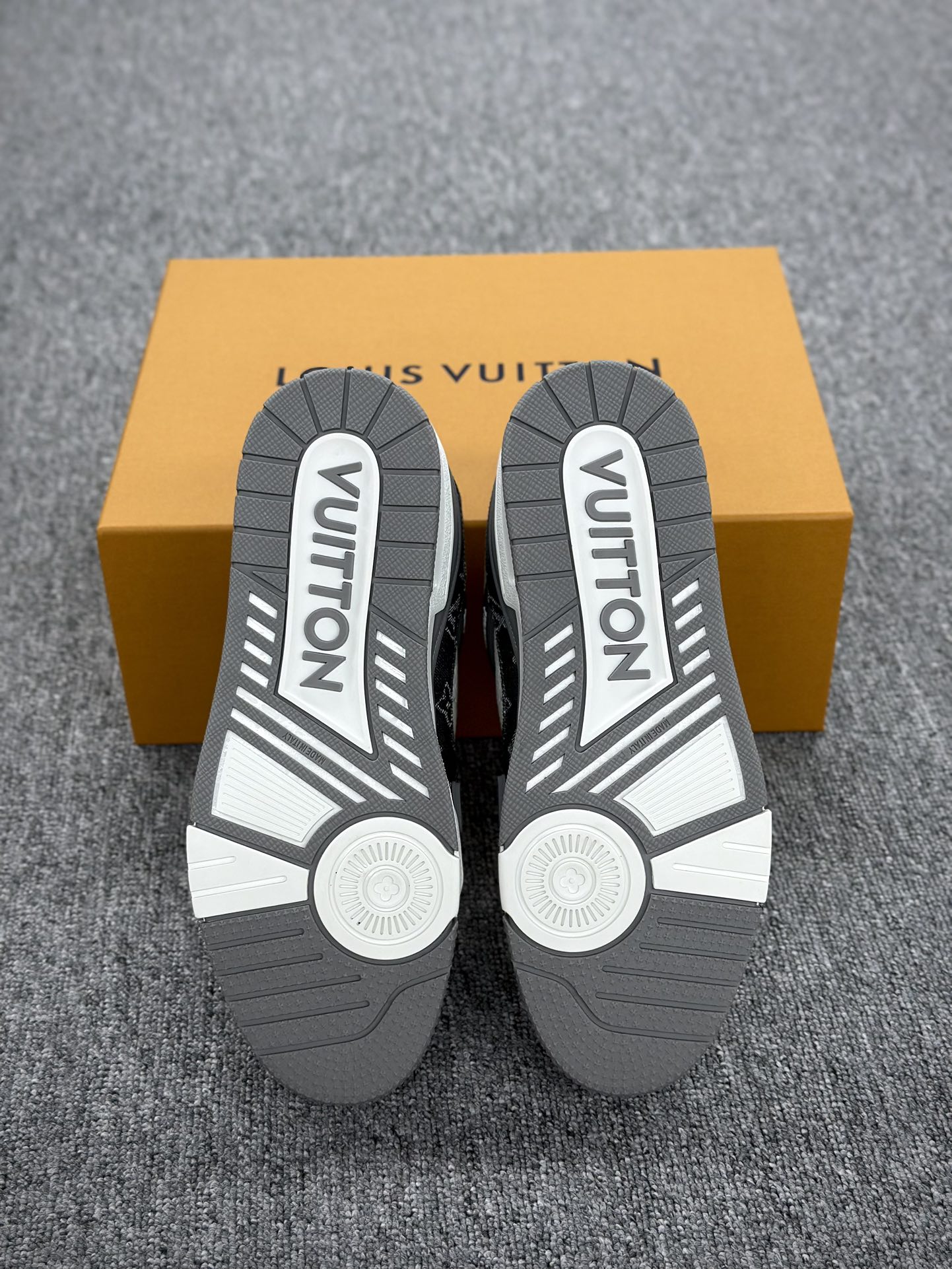 LV路易威登Louis Vuitton Trainer Sneaker Low 低帮复古休闲运动文化百搭篮球板鞋 1AD7JR